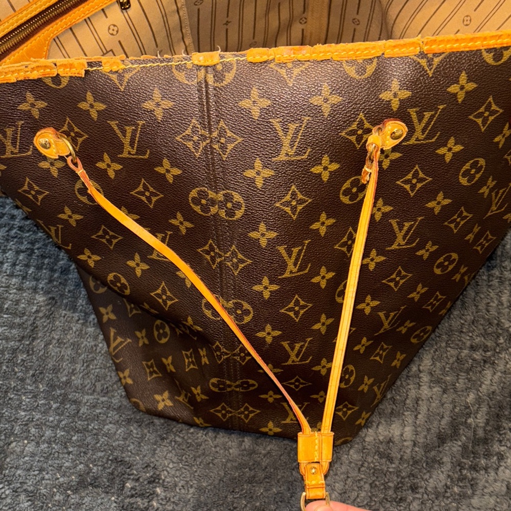 Louis Vuitton Neverfull GM Tote Bag - Picture 8 of 14